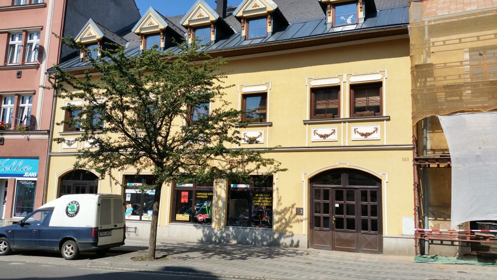 Das ehemalige Wohnhaus von Karl und Marie Kunzmann – Neudek #161 – die Hausnummer ist heute noch am Gebäude zu sehen.