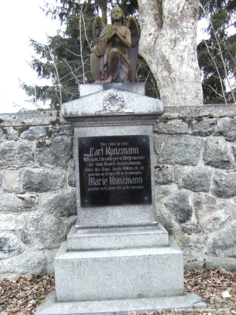 Das monumentale Grab von Carl und Marie Kunzmann befindet sich heute noch im Neudeker Friedhof